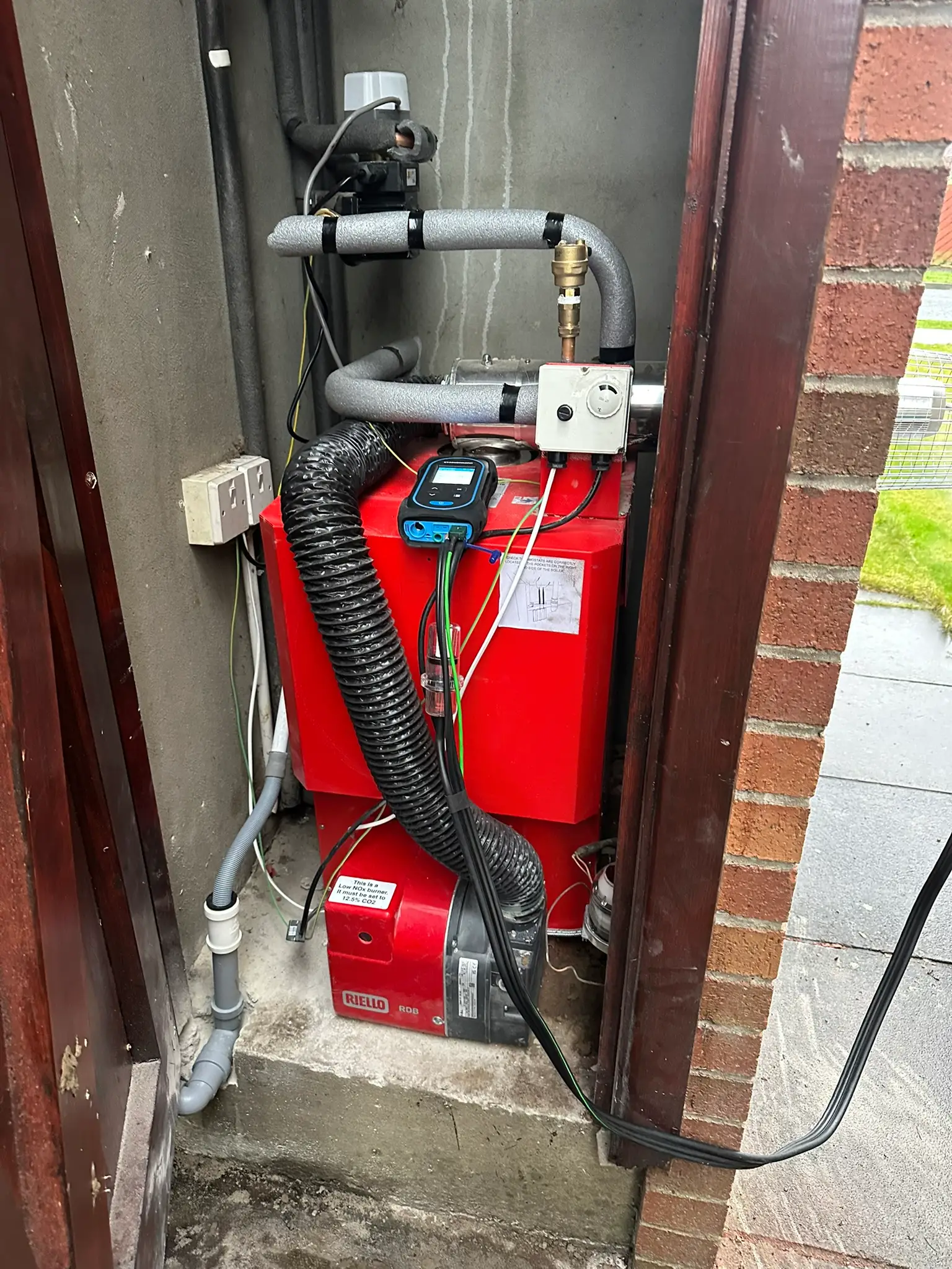 Red heating unit with pipes