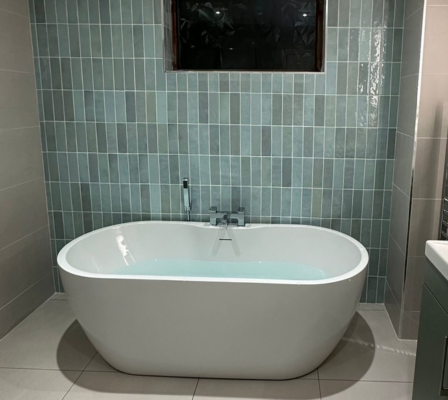 Modern freestanding bathtub interior